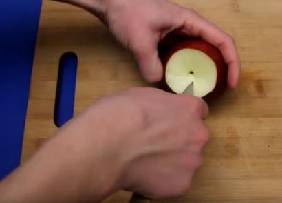 Как запечь яблоко в микроволновке с медом или творогом